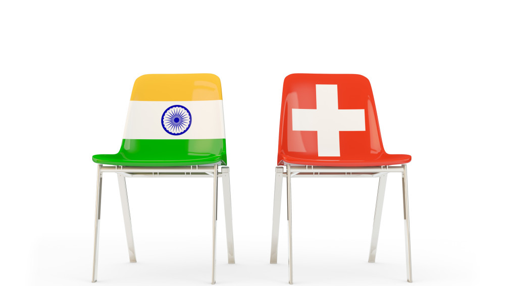 Stuhl mit Indischer Fahne neben Stuhl mit Schweizer Fahne