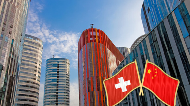 Hochhäuser und Schweizer Flagge