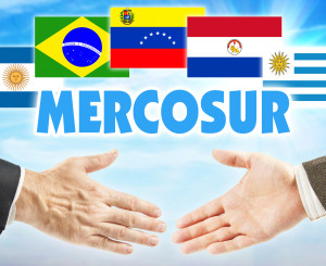 Mercosur Fahnen und zwei Hände, die einander gereicht werden