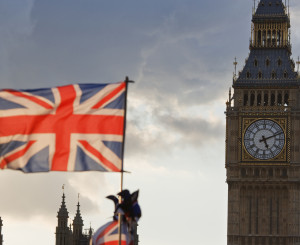 UK-Flagge mit Big Ben im Hintergrund