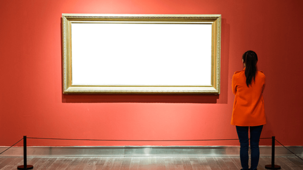 frau vor bild in rotem raum