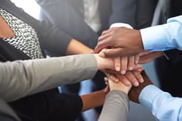 Hände von Frauen und Männern, die sich halten