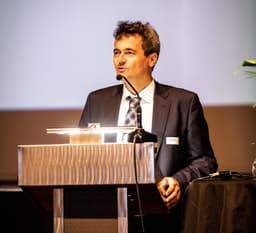 Chefökonom Rudolf Minsch hinter dem Rednerpult