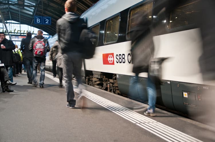 sbb-zug und person, die rennt