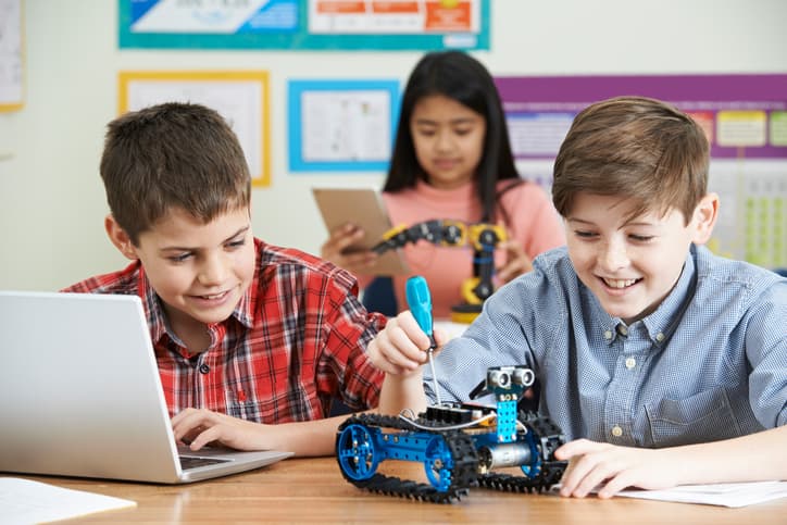 Schüler programmieren Roboter