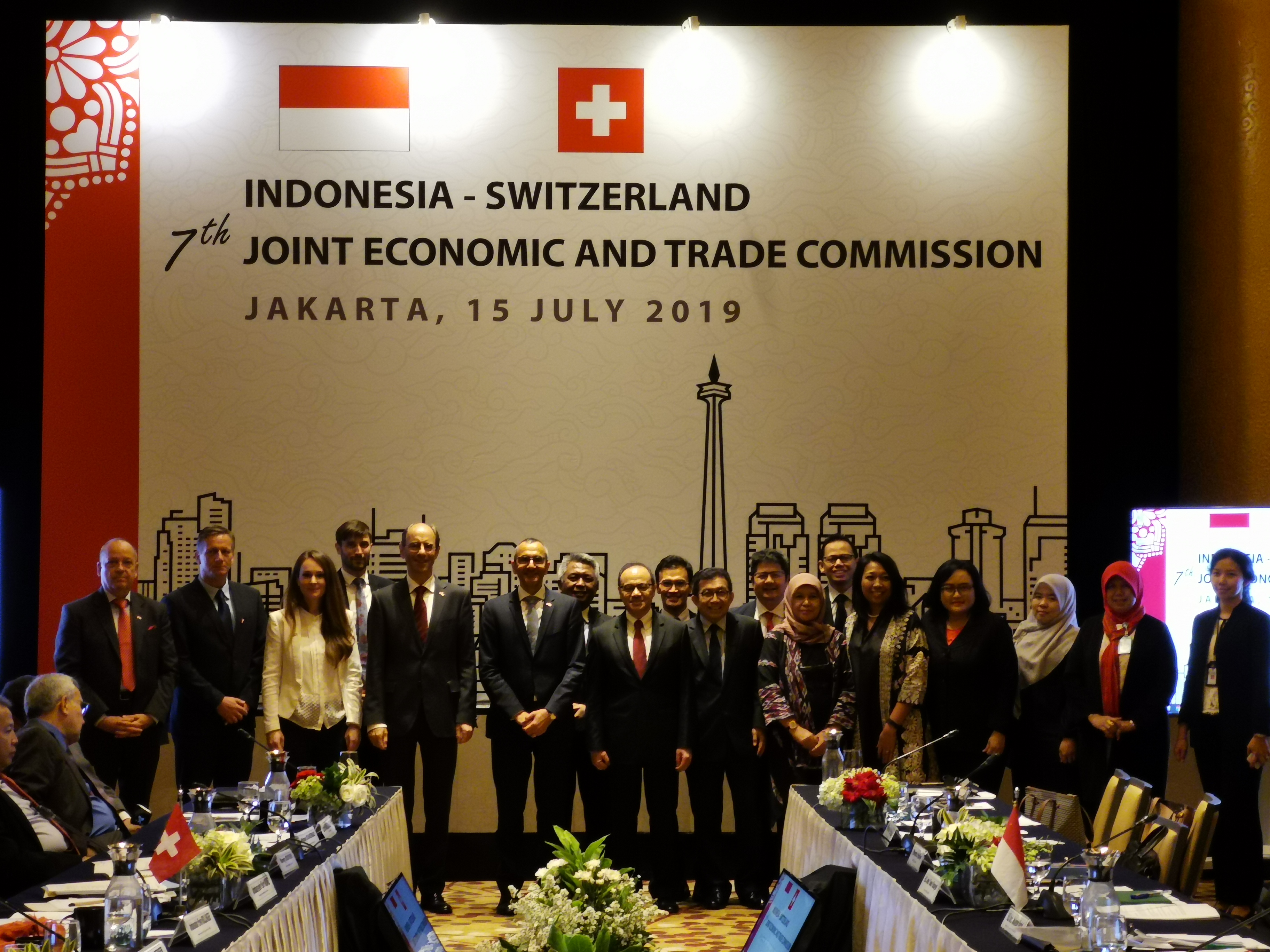 Einige Mitglieder aus den zwei Delegationen der gemischten Wirtschaftskommission Schweiz-Indonesien.