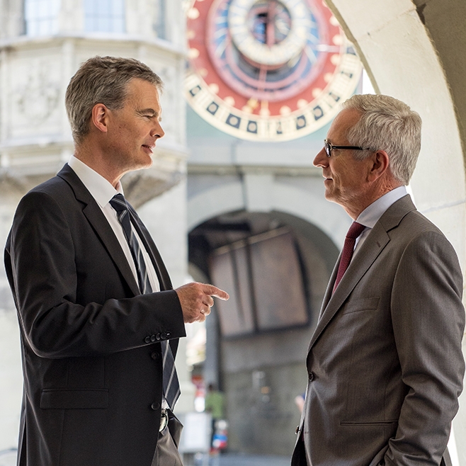 Zwei Männer beim Bundeshaus