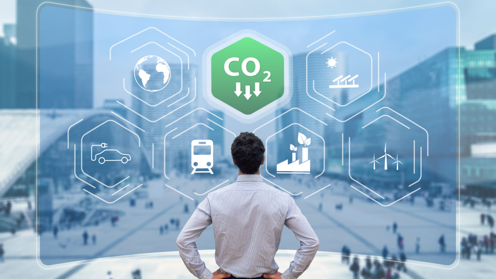 Business Mann vor Präsentation mit CO2 als Haupt