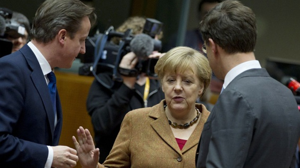 Angela Merkel diskutiert mit zwei Männern