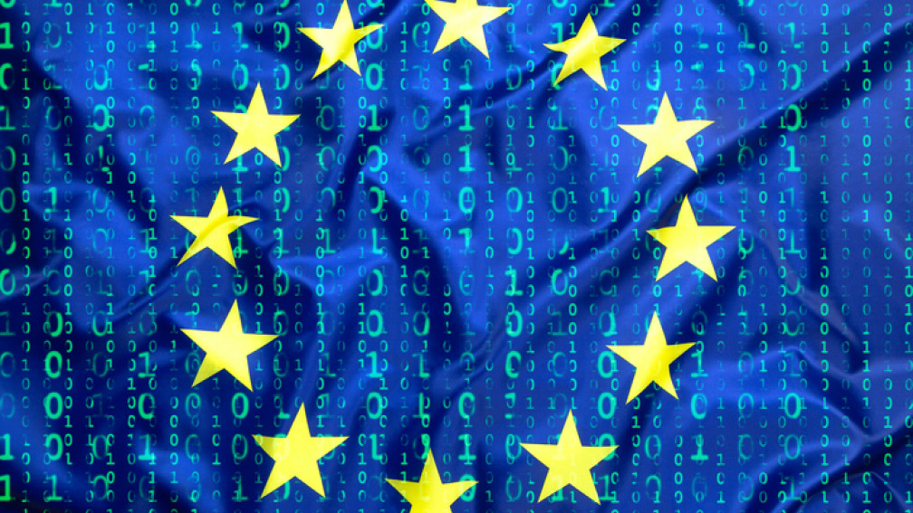 Le drapeau européen sur fond de symboles informatiques