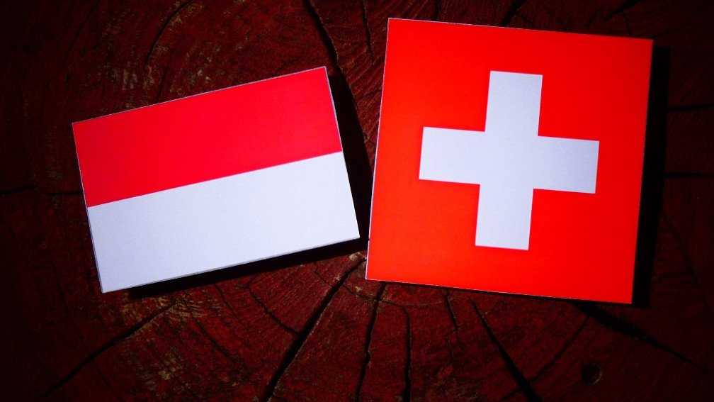 Flaggen von Indonesien und der Schweiz nebeneinander