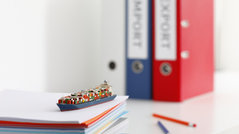 Miniatur Containerschiff auf Büroschreibtisch