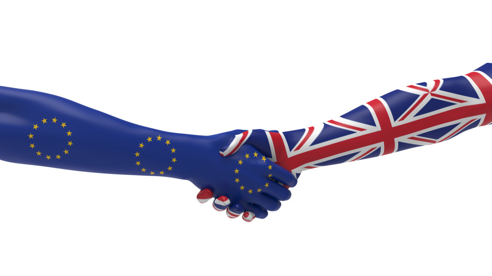 Eine Hand mit der EU-Fahne darauf reicht die Hand einer mit der Grossbritannien-Fahne darauf
