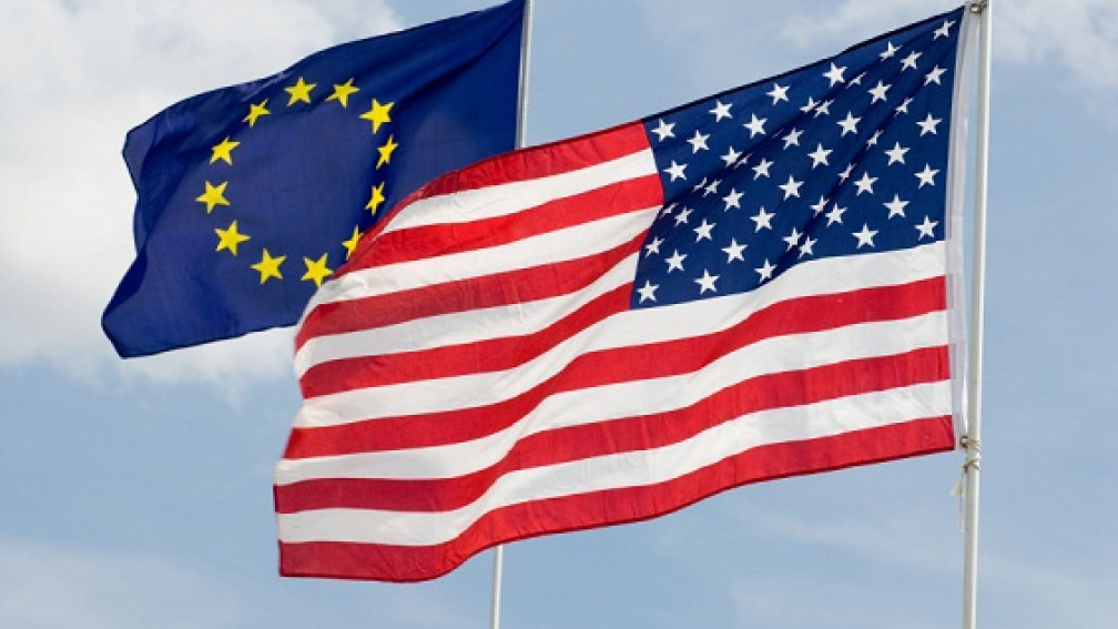 EU-Fahne und US-Amerikanische Fahne