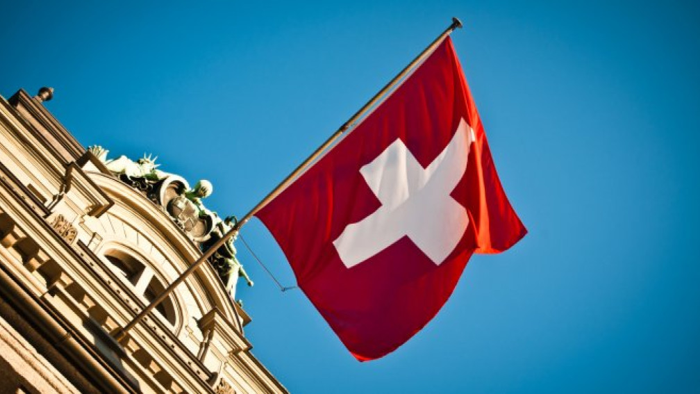Palais fédéral avec drapeau suisse