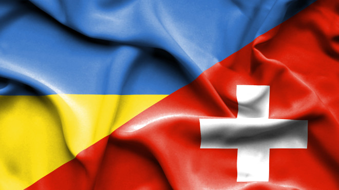 Bandiera svizzera e ucraina in diagonale