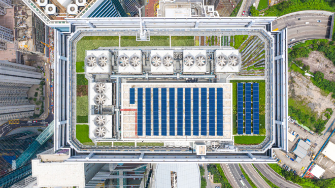 Dach einer Fabrik mit Solarzellen