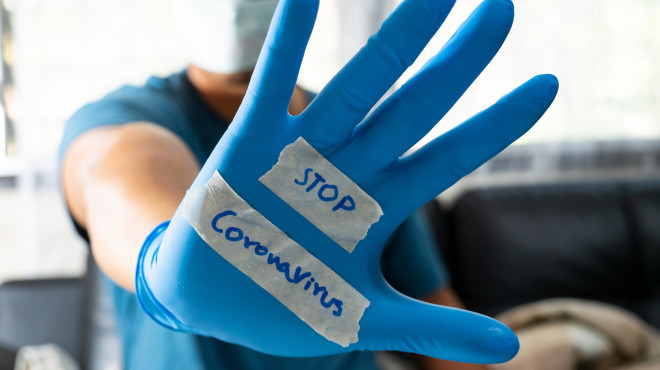 Hand zeigt Stop Corona