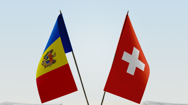 Flaggen von Moldawien und der Schweiz