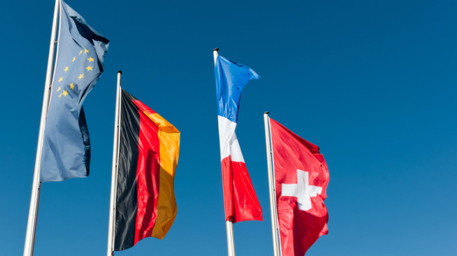 Drapeaux de l'UE, de l'Allemagne, de la France et de la Suisse