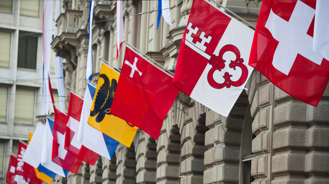 Verschiedene Kantonsflaggen Schweiz