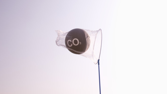 Ball mit CO2 beschriftet wird in Netz gefangen