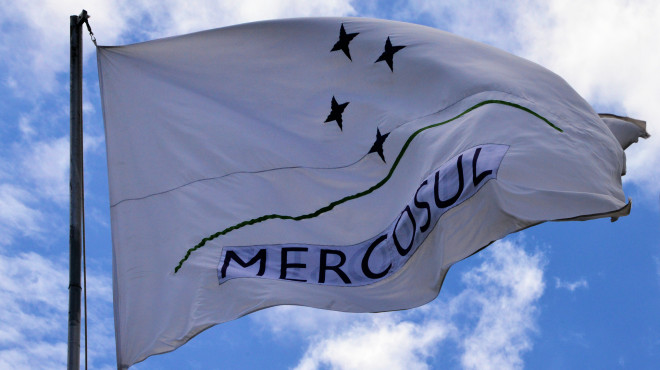 wehende Mercosur Fahne im Wind