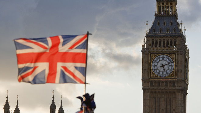 UK-Flagge mit Big Ben im Hintergrund