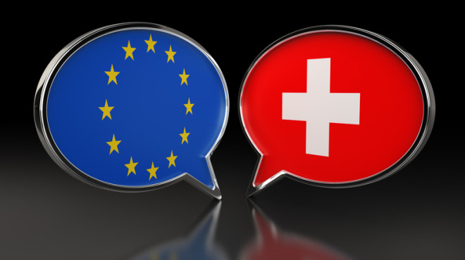 Sprechblase mit EU-Fahne und Sprechblase mit Schweizer Fahne