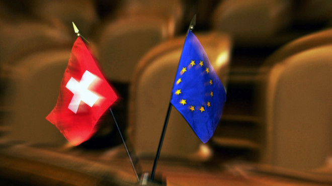 Schweizer und EU Fahne