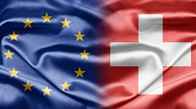 EU und Schweizer Fahne gehen in einander über