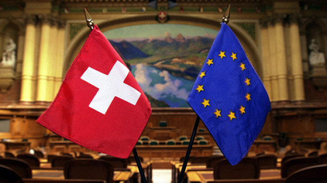Raum mit Schweizer und EU Fahne