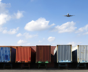 Mehrere Containerlastwagen und ein Flugzeug