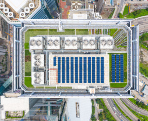 Dach einer Fabrik mit Solarzellen