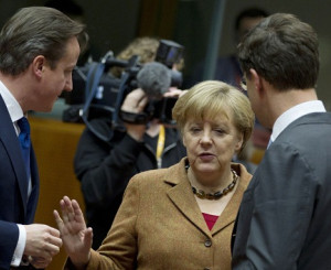 Angela Merkel diskutiert mit zwei Männern