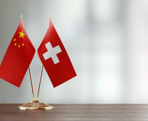 Symbolbild: Flaggen von China und der Schweiz