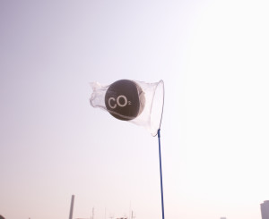 Ball mit CO2 beschriftet wird in Netz gefangen