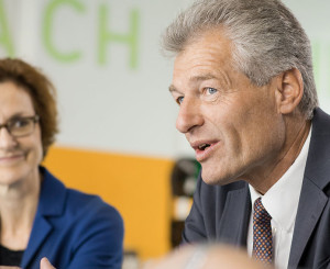 Monika Rühl und Heinz Karrer im Gespräch
