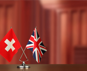 Schweiz und UK Fahnen stehen auf einem Tisch