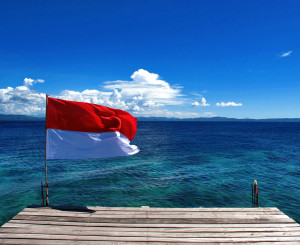 Flagge Indonesiens vor Meer und klarem Himmel