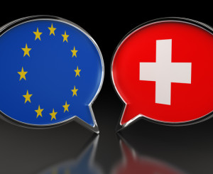 Sprechblase mit EU-Fahne und Sprechblase mit Schweizer Fahne