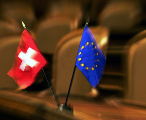 Schweizer und EU Fahne