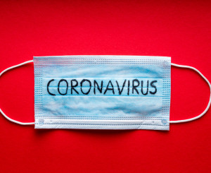 Atemmaske mit Aufschrift "CORONAVIRUS"