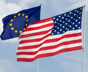 EU-Fahne und US-Amerikanische Fahne