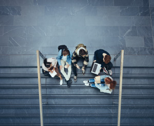 Schüler sitzen auf der Treppe