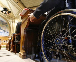 Person in Rollstuhl in Parlament