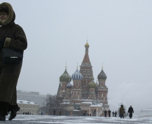 Mann vor Kreml in Moskau