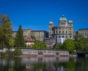 Le Palais fédéral à Berne et l'Aare au printemps