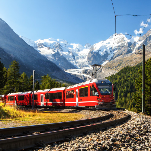 Zug fährt durch die Alpen